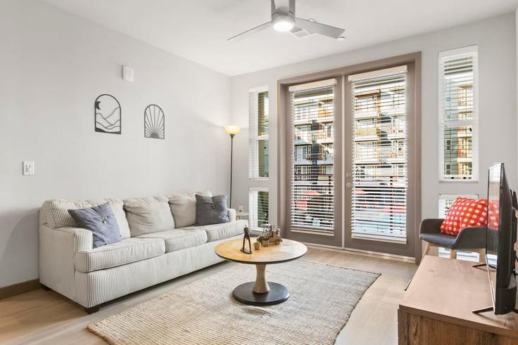 Phoenix PhoenixのBuilding North 2nd Avenue - cozysuites-guesty - 1343748のアパートメントにある、モダンな家具を備えたエレガントなデザインのリビングルーム