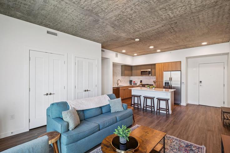 Salle de séjour élégante avec mobilier moderne dans un appartement à Building East Jefferson Street - cozysuites-guesty - 1369267 à Phoenix, Phoenix Salle de séjour élégante avec mobilier moderne dans un appartement à Building East Jefferson Street - cozysuites-guesty - 1369267 à Phoenix, Phoenix