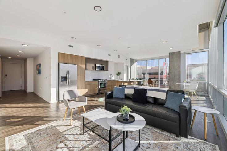 Salle de séjour élégante avec mobilier moderne dans un appartement à Building East Jefferson Street - cozysuites-guesty - 1369273 à Phoenix, Phoenix Salle de séjour élégante avec mobilier moderne dans un appartement à Building East Jefferson Street - cozysuites-guesty - 1369273 à Phoenix, Phoenix