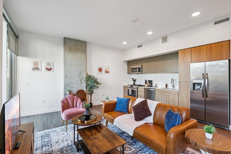 Salle de séjour élégante avec mobilier moderne dans un appartement à Building East Jefferson Street - cozysuites-guesty - 1369271 à Phoenix, Phoenix Salle de séjour élégante avec mobilier moderne dans un appartement à Building East Jefferson Street - cozysuites-guesty - 1369271 à Phoenix, Phoenix