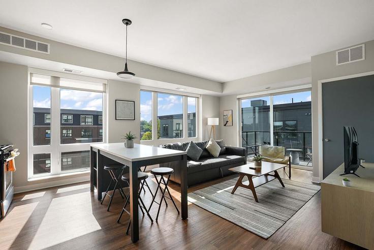 Elegante sala de estar con mobiliario moderno en un apartamento en Building Nicollet Avenue - cozysuites-guesty - 1319954 en Minneapolis, Minneapolis
