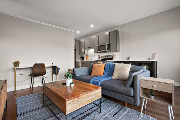 Sala de estar elegantemente projetada com móveis modernos em um apartamento no Building Nicollet Avenue - cozysuites-guesty - 1319949 em Minneapolis, Minneapolis