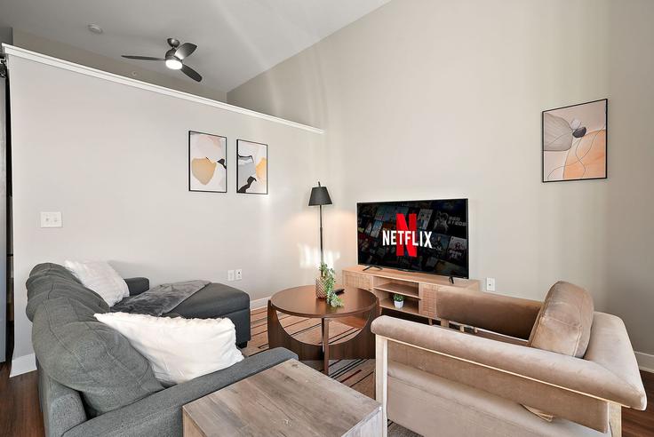 Elegant gestaltetes Wohnzimmer mit moderner Einrichtung in einer Wohnung im Building Nicollet Avenue - cozysuites-guesty - 1375879 in Minneapolis, Minneapolis