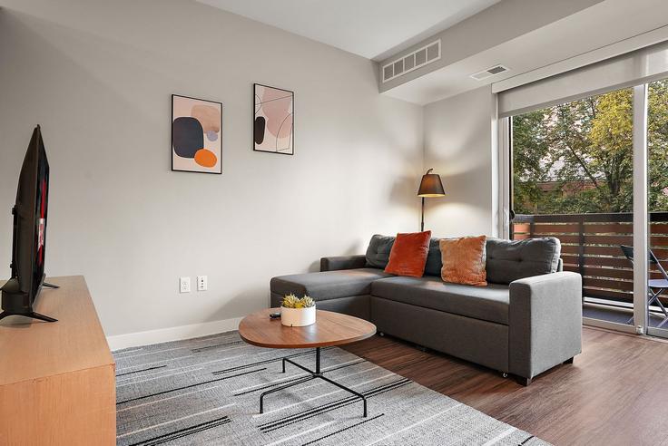 Elegant gestaltetes Wohnzimmer mit moderner Einrichtung in einer Wohnung im Building Nicollet Avenue - cozysuites-guesty - 1376997 in Minneapolis, Minneapolis