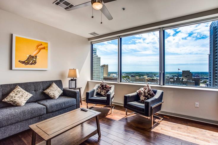 Sala de estar elegantemente projetada com móveis modernos em um apartamento no Building Elm Street - cozysuites-guesty - 1436514 em Dallas, Dallas Sala de estar elegantemente projetada com móveis modernos em um apartamento no Building Elm Street - cozysuites-guesty - 1436514 em Dallas, Dallas