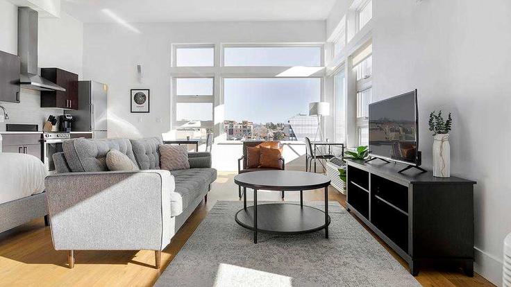 Sala de estar elegantemente projetada com móveis modernos em um apartamento no Building Adams Street - cozysuites-guesty - 1562563 em Denver, Denver Sala de estar elegantemente projetada com móveis modernos em um apartamento no Building Adams Street - cozysuites-guesty - 1562563 em Denver, Denver