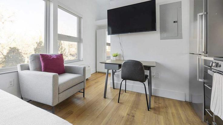 Elegante sala de estar con mobiliario moderno en un apartamento en Building Adams Street - cozysuites-guesty - 1562559 en Denver, Denver
