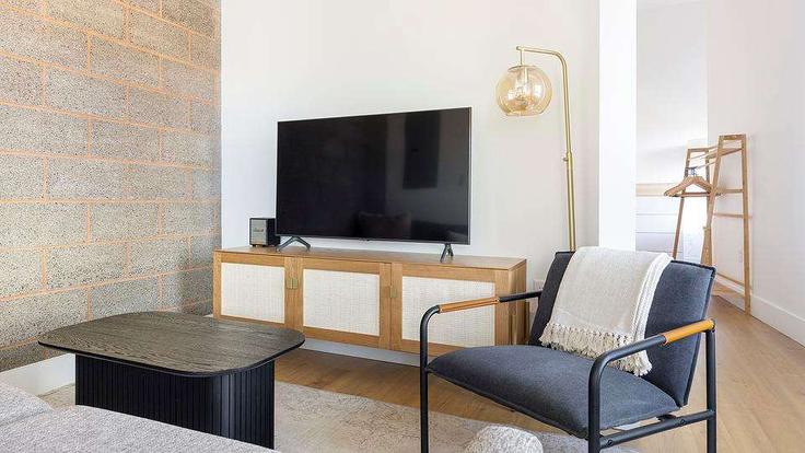 Denver DenverのBuilding Adams Street - cozysuites-guesty - 1571087のアパートメントにある、モダンな家具を備えたエレガントなデザインのリビングルーム