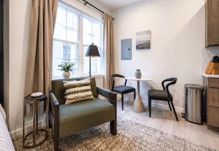Building Zuni Street - cozysuites-guesty - 1583351 adresindeki bir dairede modern mobilyalarla zarif bir şekilde tasarlanmış oturma odası Denver, Denver Building Zuni Street - cozysuites-guesty - 1583351 adresindeki bir dairede modern mobilyalarla zarif bir şekilde tasarlanmış oturma odası Denver, Denver