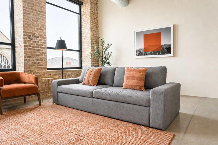 Minneapolis, Minneapolis에 위치한 Building 3rd Avenue South - cozysuites-guesty - 1511921 유닛의 세련된 인테리어가 돋보이는 거실 Minneapolis, Minneapolis에 위치한 Building 3rd Avenue South - cozysuites-guesty - 1511921 유닛의 세련된 인테리어가 돋보이는 거실