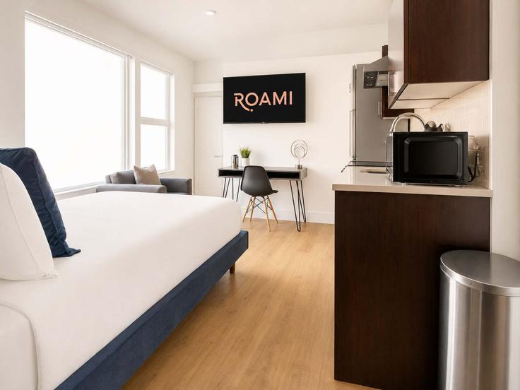 Building Adams Street - cozysuites-guesty - 1584104 adresindeki bir dairede modern mobilyalarla zarif bir şekilde tasarlanmış oturma odası Denver, Denver