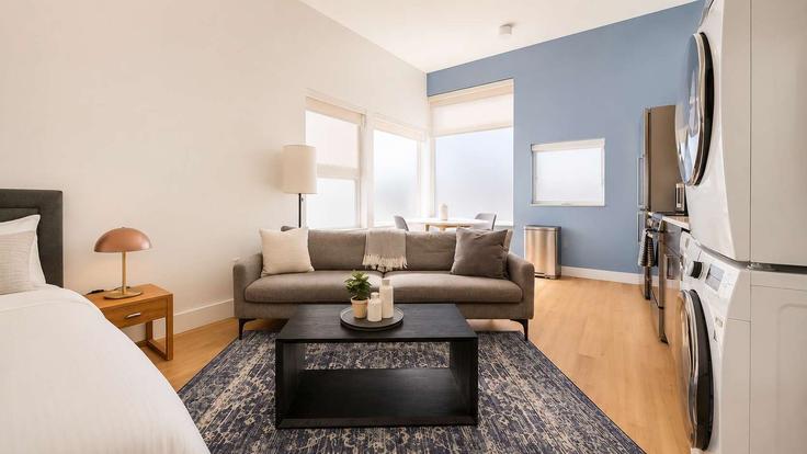 Salle de séjour élégante avec mobilier moderne dans un appartement à Building Adams Street - cozysuites-guesty - 1562561 à Denver, Denver