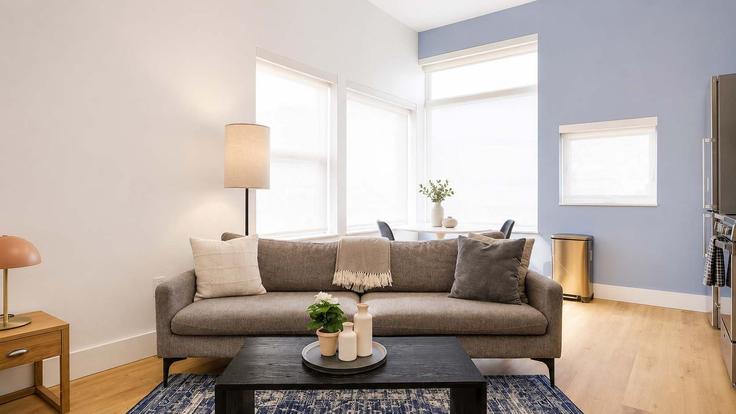 Elegante sala de estar con mobiliario moderno en un apartamento en Building Adams Street - cozysuites-guesty - 1562561 en Denver, Denver
