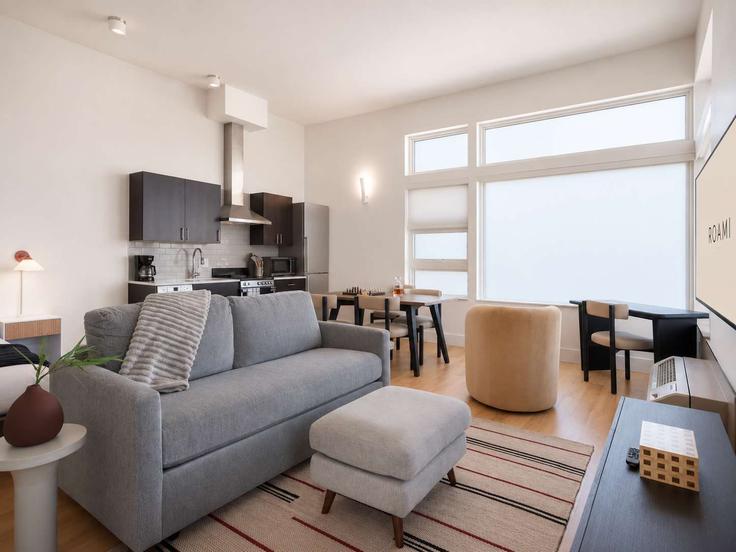 Salle de séjour élégante avec mobilier moderne dans un appartement à Building Adams Street - cozysuites-guesty - 1562560 à Denver, Denver