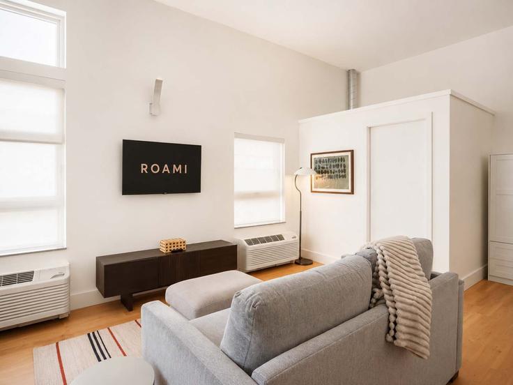 Salle de séjour élégante avec mobilier moderne dans un appartement à Building Adams Street - cozysuites-guesty - 1571085 à Denver, Denver Salle de séjour élégante avec mobilier moderne dans un appartement à Building Adams Street - cozysuites-guesty - 1571085 à Denver, Denver