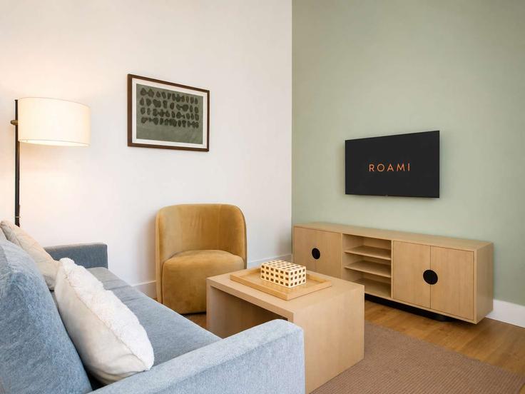 Elegant gestaltetes Wohnzimmer mit moderner Einrichtung in einer Wohnung im Building Adams Street - cozysuites-guesty - 1571087 in Denver, Denver