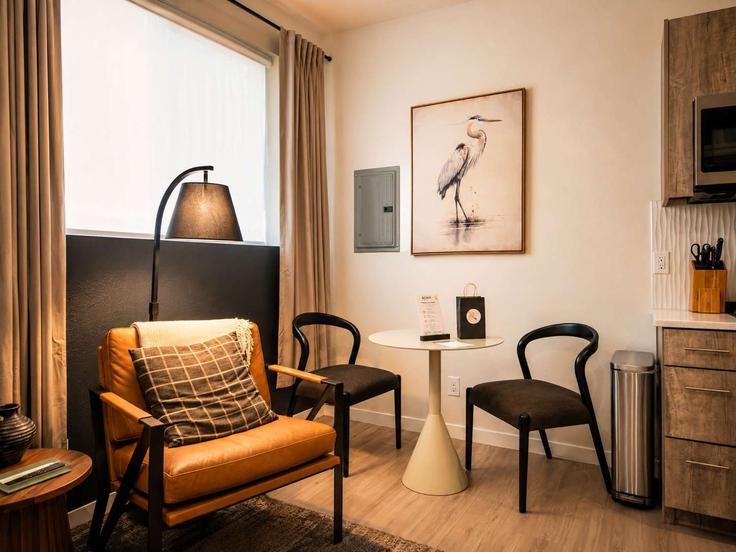 Denver, Denver에 위치한 Building Zuni Street - cozysuites-guesty - 1596212 유닛의 세련된 인테리어가 돋보이는 거실 Denver, Denver에 위치한 Building Zuni Street - cozysuites-guesty - 1596212 유닛의 세련된 인테리어가 돋보이는 거실