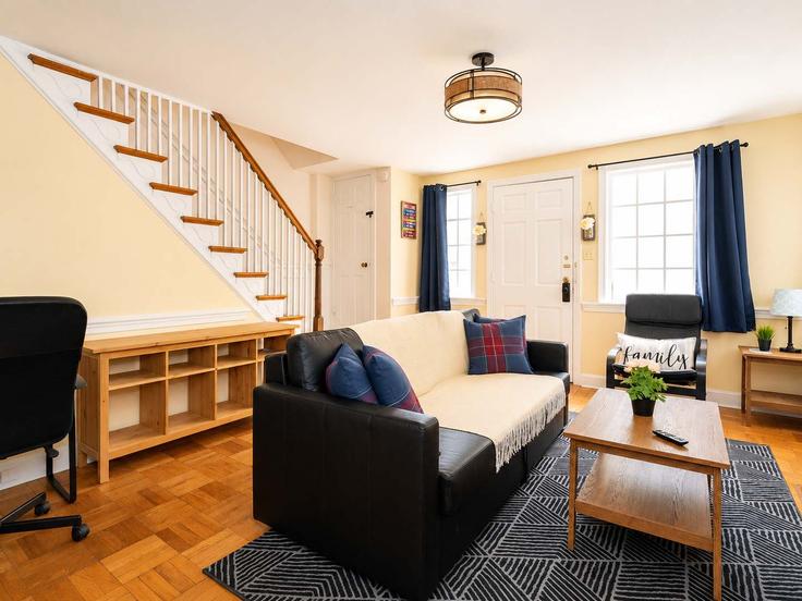 Sala de estar elegantemente projetada com móveis modernos em um apartamento no Building Chetworth Place - cozysuites-guesty - 1358962 em Alexandria, Alexandria Sala de estar elegantemente projetada com móveis modernos em um apartamento no Building Chetworth Place - cozysuites-guesty - 1358962 em Alexandria, Alexandria