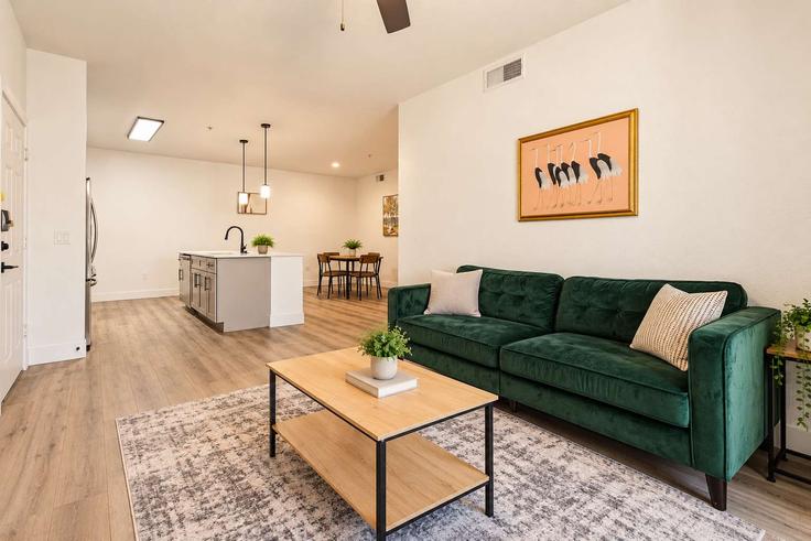 Elegante sala de estar con mobiliario moderno en un apartamento en Building North 93RD Avenue - cozysuites-guesty - 1584105 en Glendale, Glendale