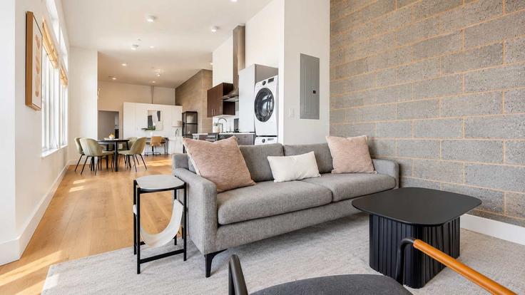 Salle de séjour élégante avec mobilier moderne dans un appartement à Building Adams Street - cozysuites-guesty - 1649035 à Denver, Denver Salle de séjour élégante avec mobilier moderne dans un appartement à Building Adams Street - cozysuites-guesty - 1649035 à Denver, Denver