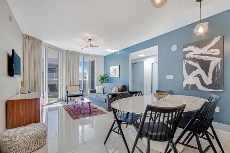 Elegante sala de estar con mobiliario moderno en un apartamento en Building Southwest 2nd Avenue - cozysuites-guesty - 1272353 - MIA en Miami, Miami Elegante sala de estar con mobiliario moderno en un apartamento en Building Southwest 2nd Avenue - cozysuites-guesty - 1272353 - MIA en Miami, Miami