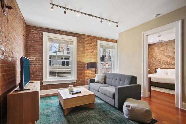 Elegante sala de estar con mobiliario moderno en un apartamento en Building Perdido Street - cozysuites-guesty - 1272358 - USA en New Orleans, New Orleans