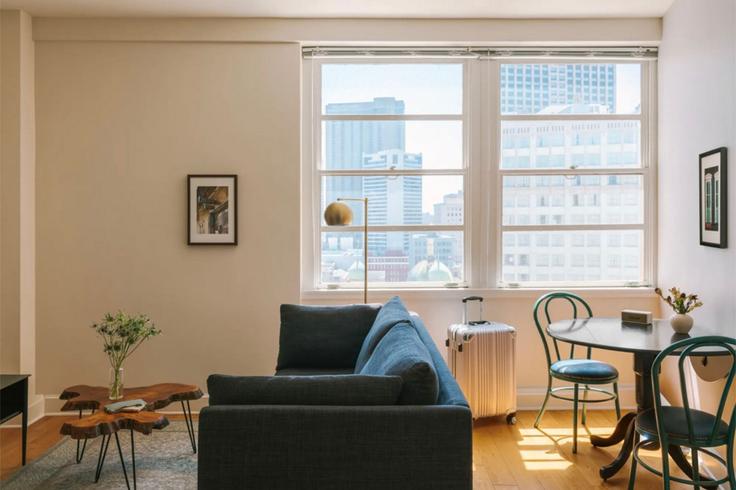 Building Common Street - cozysuites-guesty - 1272381 - USA adresindeki bir dairede modern mobilyalarla zarif bir şekilde tasarlanmış oturma odası New Orleans, New Orleans