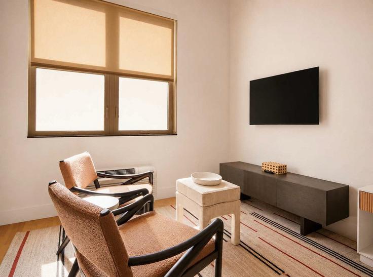 Elegante sala de estar con mobiliario moderno en un apartamento en Building Adams Street - cozysuites-guesty - 1562559 en Denver, Denver