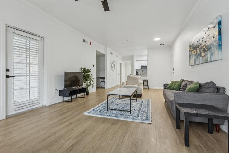 Chandler ChandlerのBuilding West Pecos Road - cozysuites-guesty - 1049647 - USAのアパートメントにある、モダンな家具を備えたエレガントなデザインのリビングルーム Chandler ChandlerのBuilding West Pecos Road - cozysuites-guesty - 1049647 - USAのアパートメントにある、モダンな家具を備えたエレガントなデザインのリビングルーム