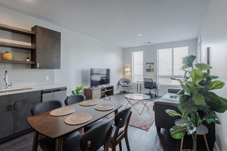 Cincinnati CincinnatiのBuilding Butler Street - cozysuites-guesty - 1036070 - USAのアパートメントにある、モダンな家具を備えたエレガントなデザインのリビングルーム Cincinnati CincinnatiのBuilding Butler Street - cozysuites-guesty - 1036070 - USAのアパートメントにある、モダンな家具を備えたエレガントなデザインのリビングルーム