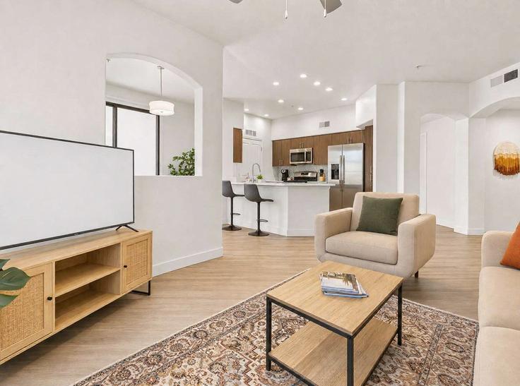 Elegante sala de estar con mobiliario moderno en un apartamento en Building West Cabela Drive - cozysuites-guesty - 1588324 en Glendale, Glendale