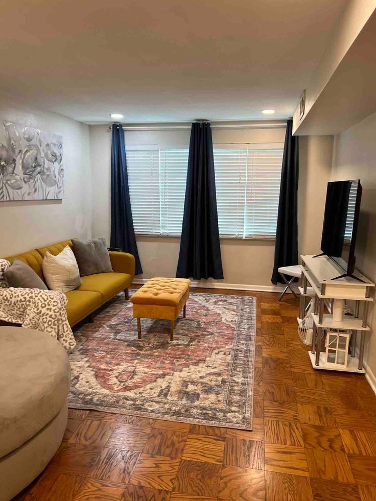 Elegant gestaltetes Wohnzimmer mit moderner Einrichtung in einer Wohnung im Building Jamieson Avenue - credence-corporate-property-management - 1530494 in St. Louis, St. Louis Elegant gestaltetes Wohnzimmer mit moderner Einrichtung in einer Wohnung im Building Jamieson Avenue - credence-corporate-property-management - 1530494 in St. Louis, St. Louis