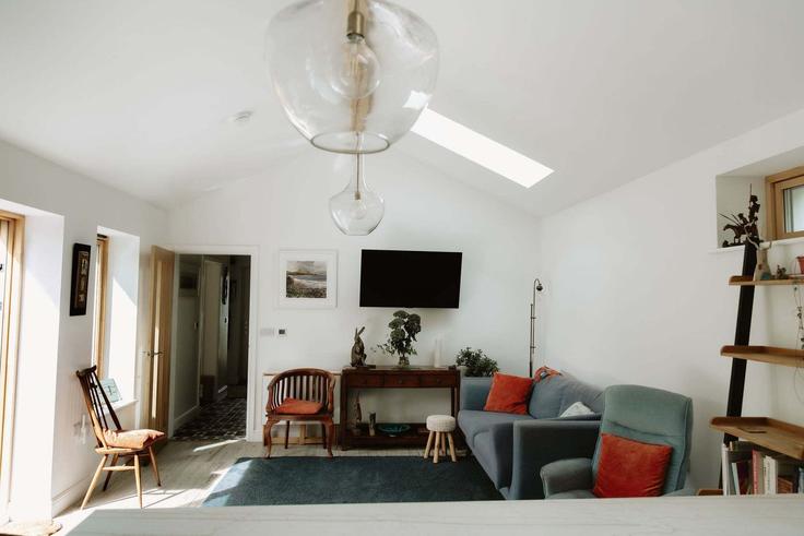 Elegant gestaltetes Wohnzimmer mit moderner Einrichtung in einer Wohnung im Building Marlborough Crescent - creek-and-country - 1639965 in Falmouth, Falmouth