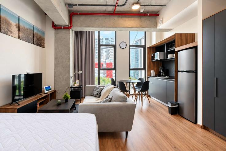 Elegant gestaltetes Wohnzimmer mit moderner Einrichtung in einer Wohnung im Building Lago Andromaco - cs - 1509016 in Mexico City, Mexico City Elegant gestaltetes Wohnzimmer mit moderner Einrichtung in einer Wohnung im Building Lago Andromaco - cs - 1509016 in Mexico City, Mexico City