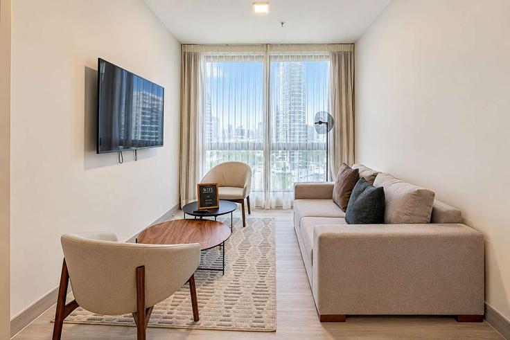 Elegant gestaltetes Wohnzimmer mit moderner Einrichtung in einer Wohnung im Building Calle 330 - cs - 1509059 in Panama City, Panama City