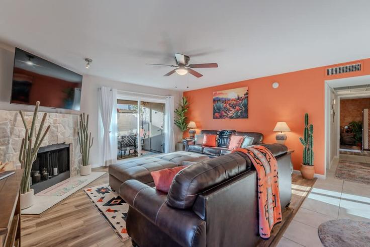 Elegante sala de estar con mobiliario moderno en un apartamento en Building East Apartment - ct-brothers - 1570269 en Scottsdale, Scottsdale Elegante sala de estar con mobiliario moderno en un apartamento en Building East Apartment - ct-brothers - 1570269 en Scottsdale, Scottsdale