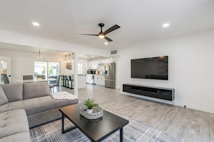 Sala de estar elegantemente projetada com móveis modernos em um apartamento no Building East Cypress Street - ct-brothers - 1570250 em Scottsdale, Scottsdale Sala de estar elegantemente projetada com móveis modernos em um apartamento no Building East Cypress Street - ct-brothers - 1570250 em Scottsdale, Scottsdale