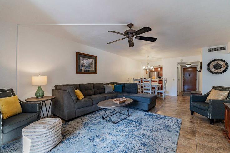 Salle de séjour élégante avec mobilier moderne dans un appartement à Building East Camelback Road - ct-brothers - 1570261 à Scottsdale, Scottsdale Salle de séjour élégante avec mobilier moderne dans un appartement à Building East Camelback Road - ct-brothers - 1570261 à Scottsdale, Scottsdale