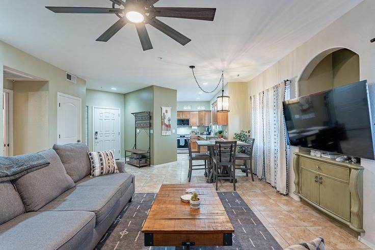Salle de séjour élégante avec mobilier moderne dans un appartement à Building East Indian Bend Road - ct-brothers - 1570262 à Scottsdale, Scottsdale Salle de séjour élégante avec mobilier moderne dans un appartement à Building East Indian Bend Road - ct-brothers - 1570262 à Scottsdale, Scottsdale