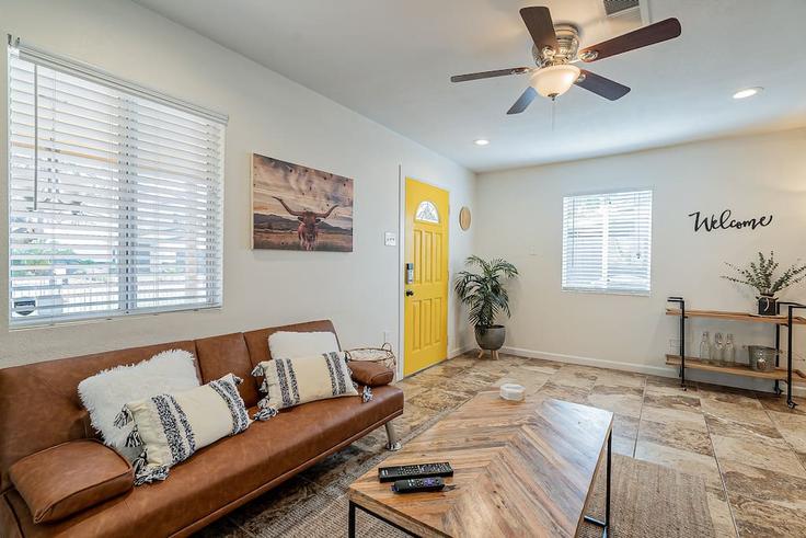 Sala de estar elegantemente projetada com móveis modernos em um apartamento no Building North 29th Street - ct-brothers - 1570246 em Phoenix, Phoenix Sala de estar elegantemente projetada com móveis modernos em um apartamento no Building North 29th Street - ct-brothers - 1570246 em Phoenix, Phoenix