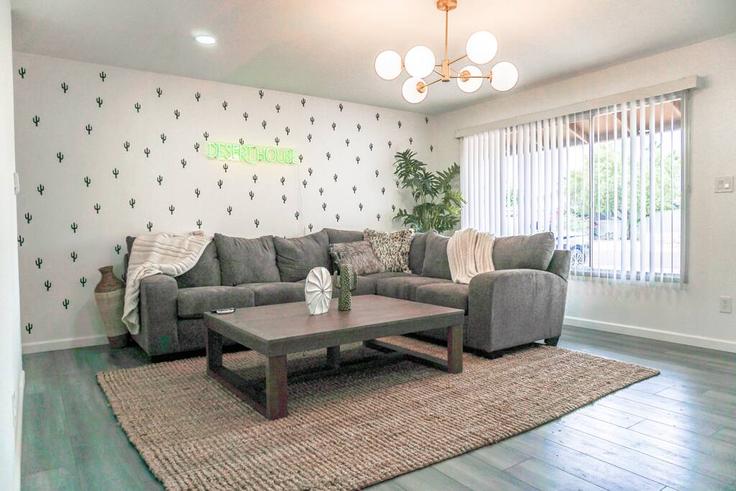 Sala de estar elegantemente projetada com móveis modernos em um apartamento no Building East Valley Vista Drive - ct-brothers - 1570245 em Scottsdale, Scottsdale Sala de estar elegantemente projetada com móveis modernos em um apartamento no Building East Valley Vista Drive - ct-brothers - 1570245 em Scottsdale, Scottsdale