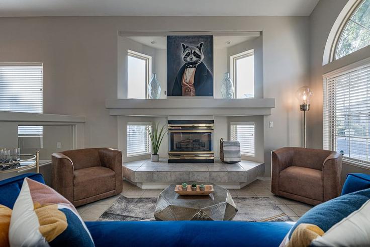 Building West Marlette Avenue - ct-brothers - 1570248 adresindeki bir dairede modern mobilyalarla zarif bir şekilde tasarlanmış oturma odası Glendale, Glendale Building West Marlette Avenue - ct-brothers - 1570248 adresindeki bir dairede modern mobilyalarla zarif bir şekilde tasarlanmış oturma odası Glendale, Glendale