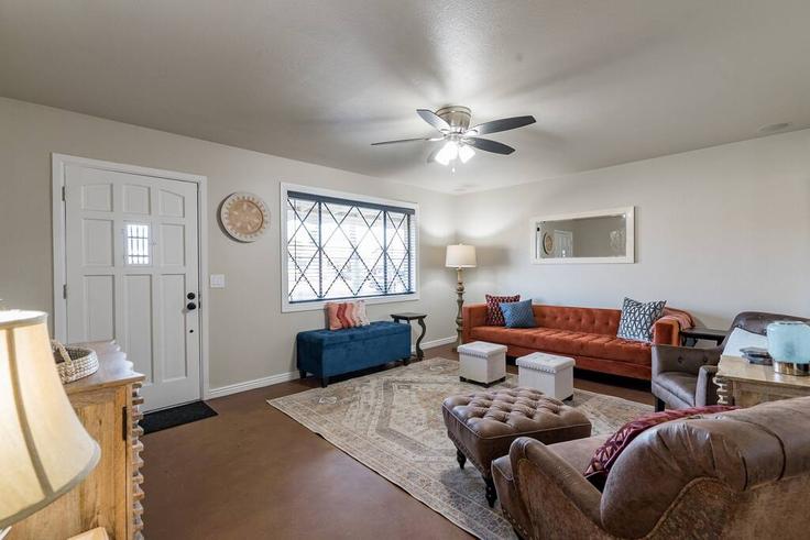 Sala de estar elegantemente projetada com móveis modernos em um apartamento no Building East Las Palmaritas Drive - ct-brothers - 1570247 em Phoenix, Phoenix Sala de estar elegantemente projetada com móveis modernos em um apartamento no Building East Las Palmaritas Drive - ct-brothers - 1570247 em Phoenix, Phoenix