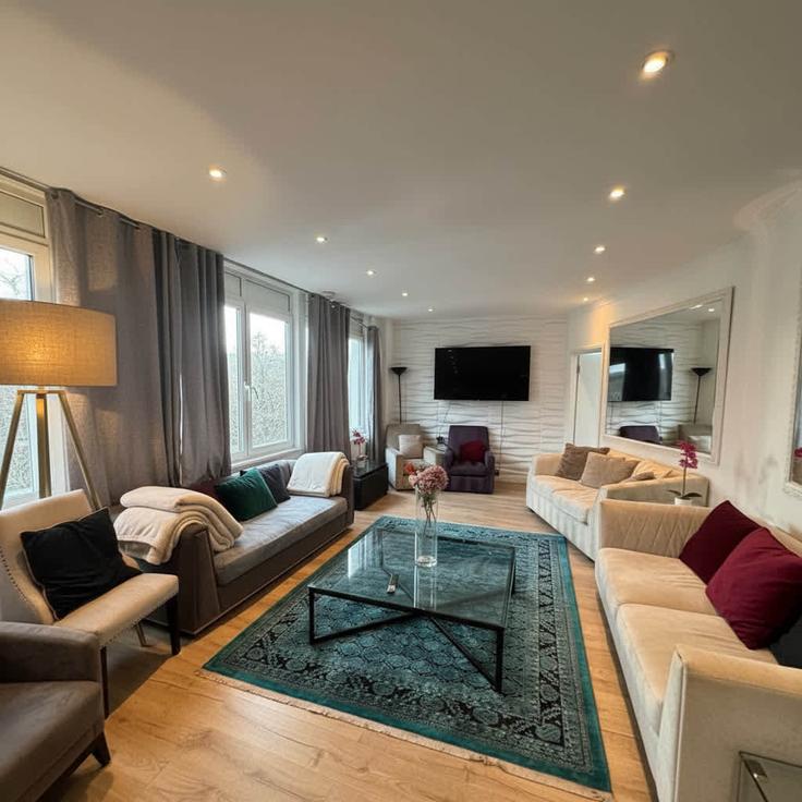 Elegant gestaltetes Wohnzimmer mit moderner Einrichtung in einer Wohnung im Building Beaufort Gardens - cur8residences - 1509625 in City of Westminster, London Elegant gestaltetes Wohnzimmer mit moderner Einrichtung in einer Wohnung im Building Beaufort Gardens - cur8residences - 1509625 in City of Westminster, London