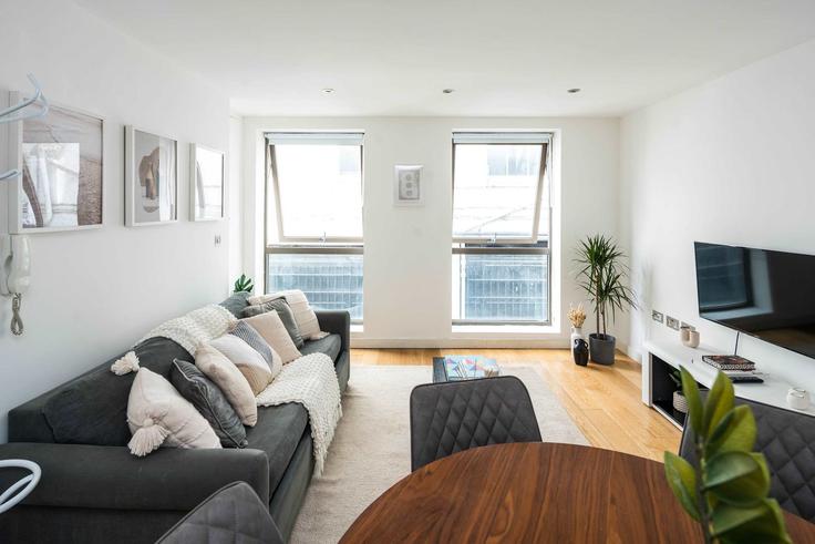 Elegant gestaltetes Wohnzimmer mit moderner Einrichtung in einer Wohnung im Building London Mews - cur8residences - 1698461 in City of Westminster, London Elegant gestaltetes Wohnzimmer mit moderner Einrichtung in einer Wohnung im Building London Mews - cur8residences - 1698461 in City of Westminster, London