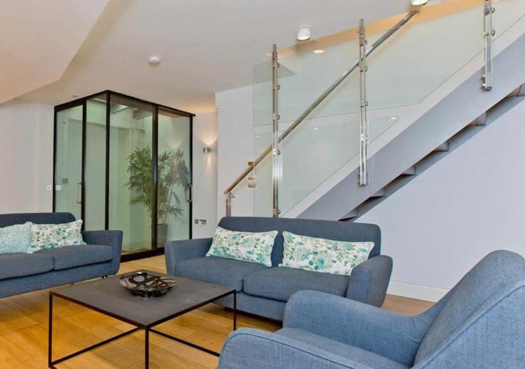 Sala de estar elegantemente projetada com móveis modernos em um apartamento no Building Cavendish Mews South - cur8residences - 1018335 em City of Westminster, London