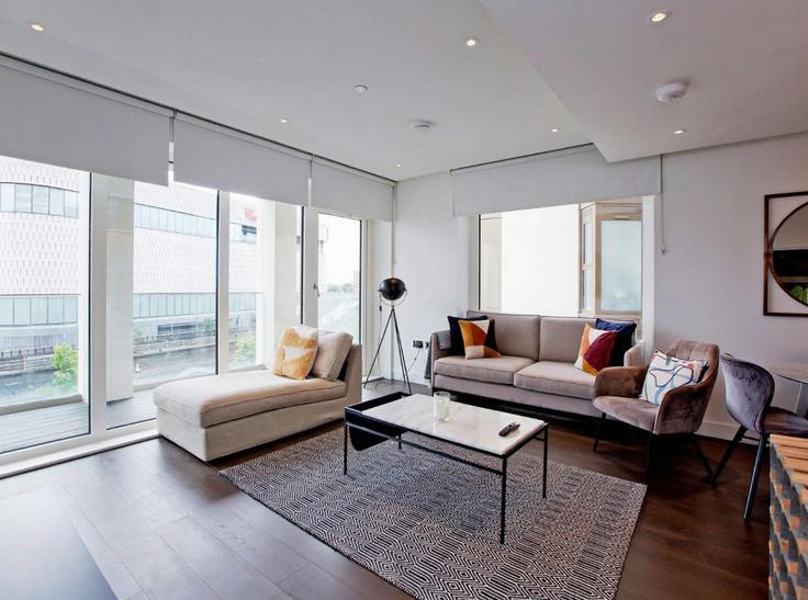 Elegant gestaltetes Wohnzimmer mit moderner Einrichtung in einer Wohnung im Building acer apartments - cur8residences - 1018331 in London Borough of Hammersmith and Fulham, London