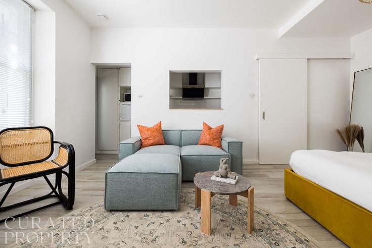Salle de séjour élégante avec mobilier moderne dans un appartement à Building Hogarth Road - curatedproperty - 1031891 - LON à Royal Borough of Kensington and Chelsea, London