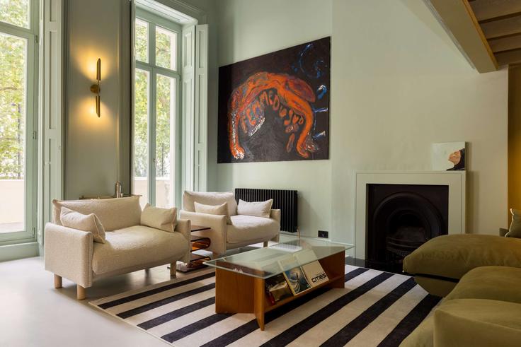 London City of WestminsterのBuilding Westbourne Terrace - curatedproperty - 1034743 - LONのアパートメントにある、モダンな家具を備えたエレガントなデザインのリビングルーム London City of WestminsterのBuilding Westbourne Terrace - curatedproperty - 1034743 - LONのアパートメントにある、モダンな家具を備えたエレガントなデザインのリビングルーム