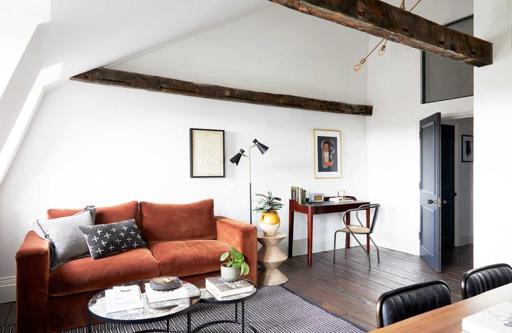 Salle de séjour élégante avec mobilier moderne dans un appartement à Building Goswell Road - curatedproperty - 1031889 - LON à London Borough of Islington, London Salle de séjour élégante avec mobilier moderne dans un appartement à Building Goswell Road - curatedproperty - 1031889 - LON à London Borough of Islington, London